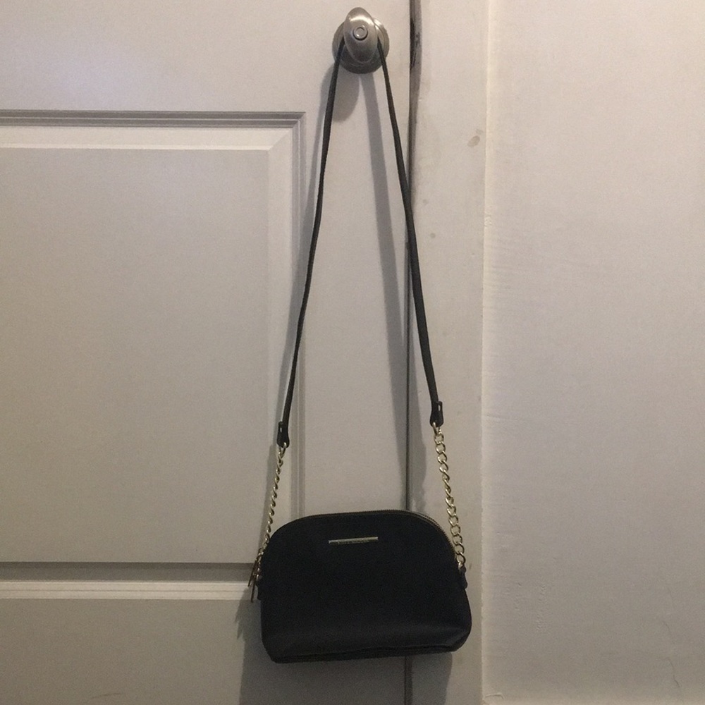 I am selling this unused Steve Madden Black Purse!